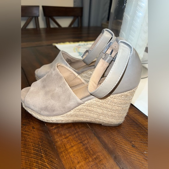 ❤️Big Buddha Tan Espadrille Wedges - Picture 8 of 13